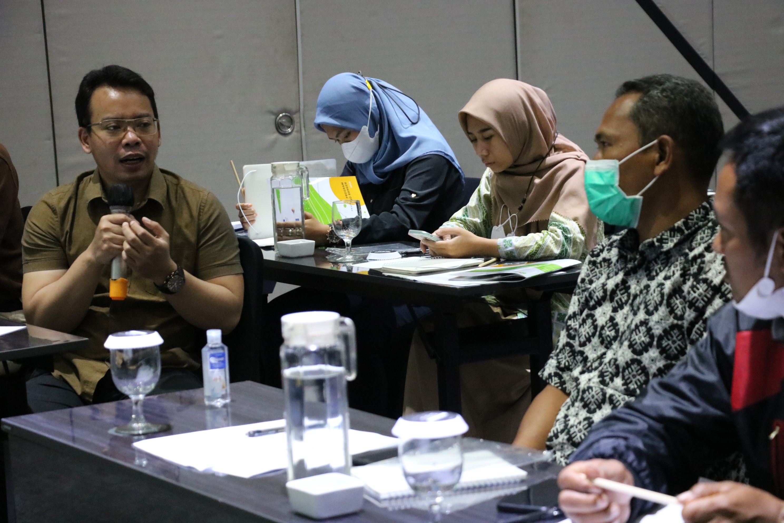 A discussion session following the presentation. Photo credit: M. Farhan Hersinanda for People for Peat