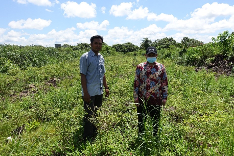 Abdu Rohman and Bambang Tri Wahyudi at the chili plantation owned by the village and managed by Destana