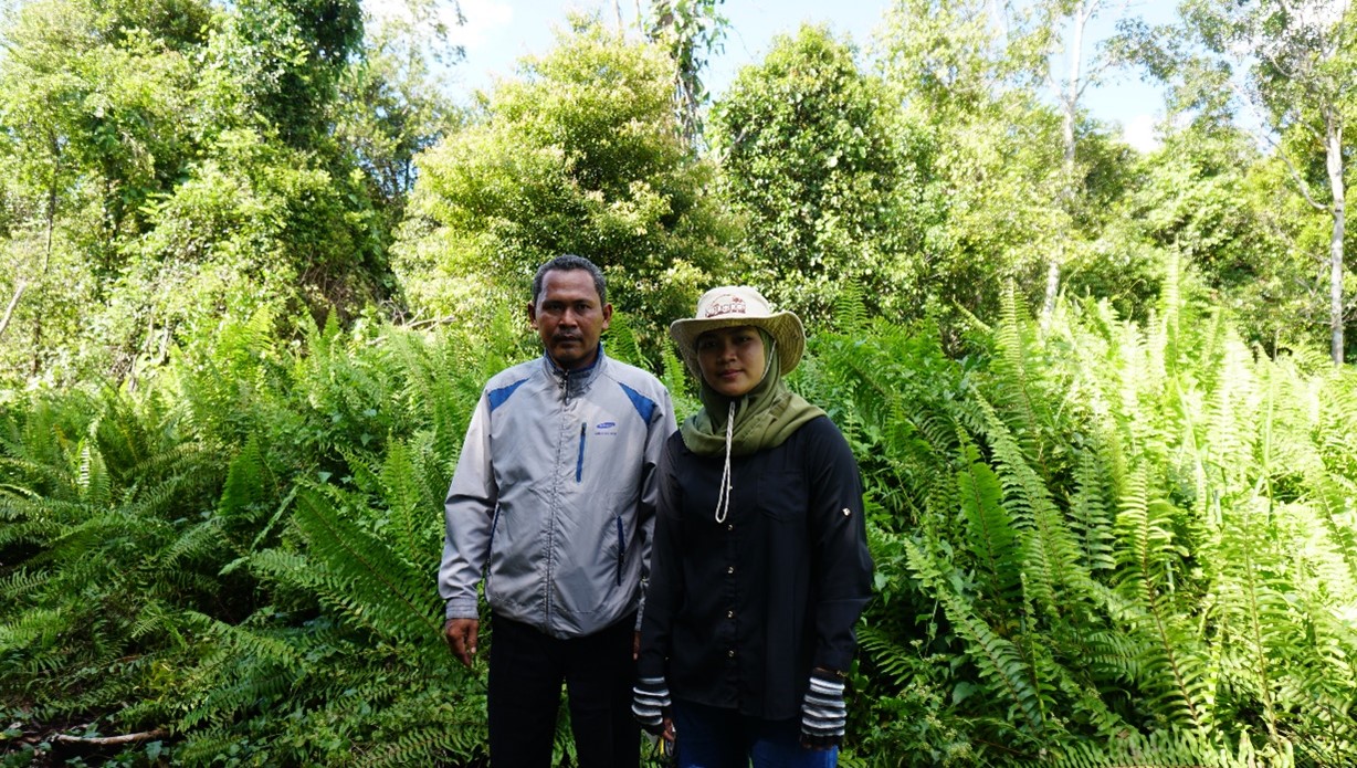 Edi Haryanto and Maharani, a participant of the other Peat Ranger Training. Background: business area land is provided by the transmigration program.